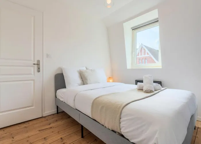 Charming 2-Bedroom Apartment At Croise Laroche