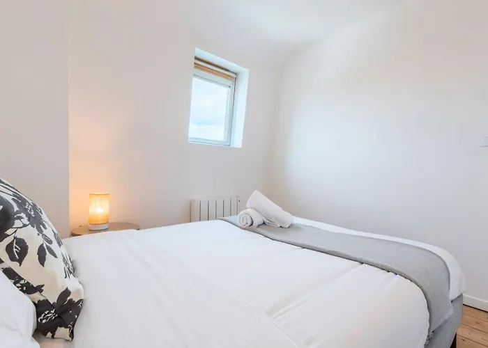 Charming 2-Bedroom Apartment At Croise Laroche