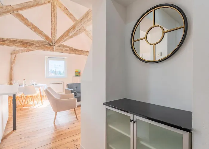 Charming 2-Bedroom Apartment At Croise Laroche